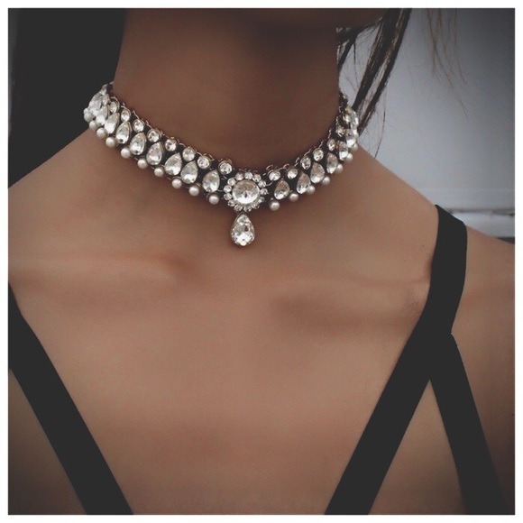 Jewelry - Gorgeous crystal choker pendant